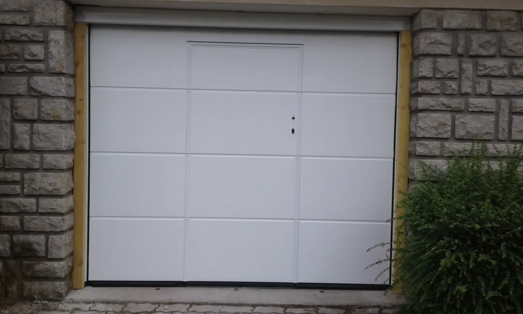 Porte de garage : réalisation de Gamso Menuiserie