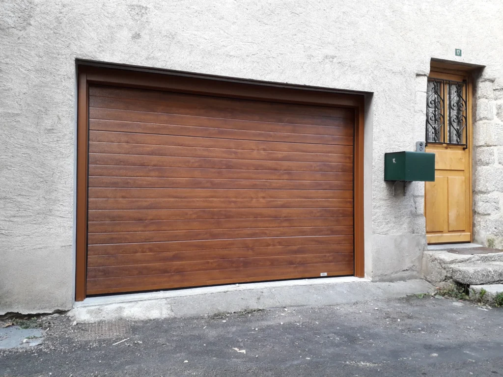 Porte de garage : réalisation de Gamso Menuiserie