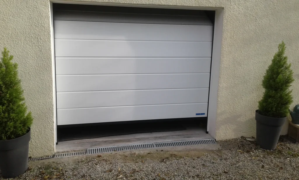 Porte de garage : réalisation de Gamso Menuiserie