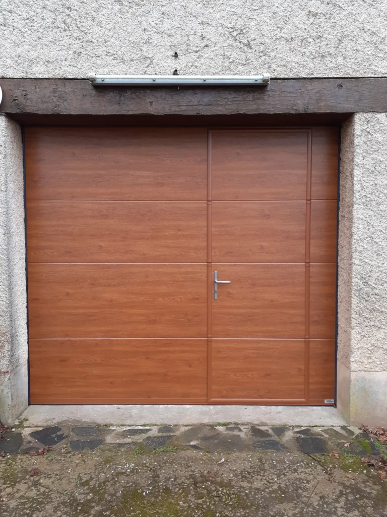 Porte de garage : réalisation de Gamso Menuiserie