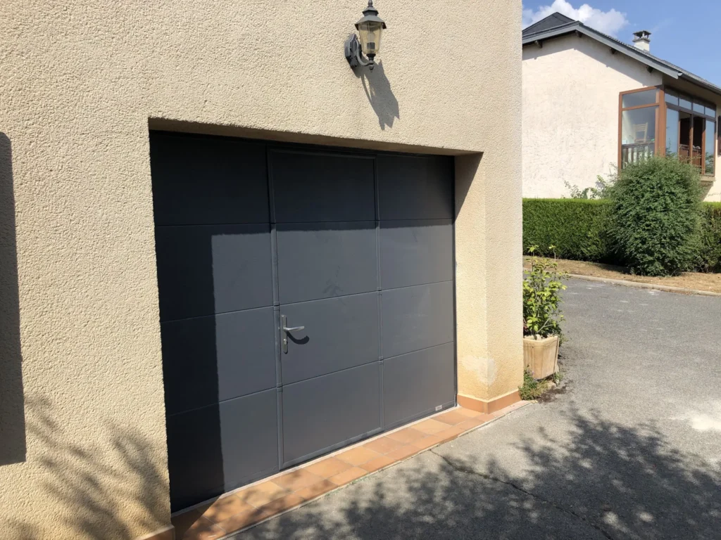 Porte de garage : réalisation de Gamso Menuiserie