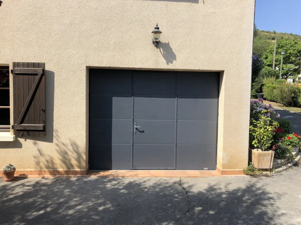 Porte de garage : réalisation de Gamso Menuiserie