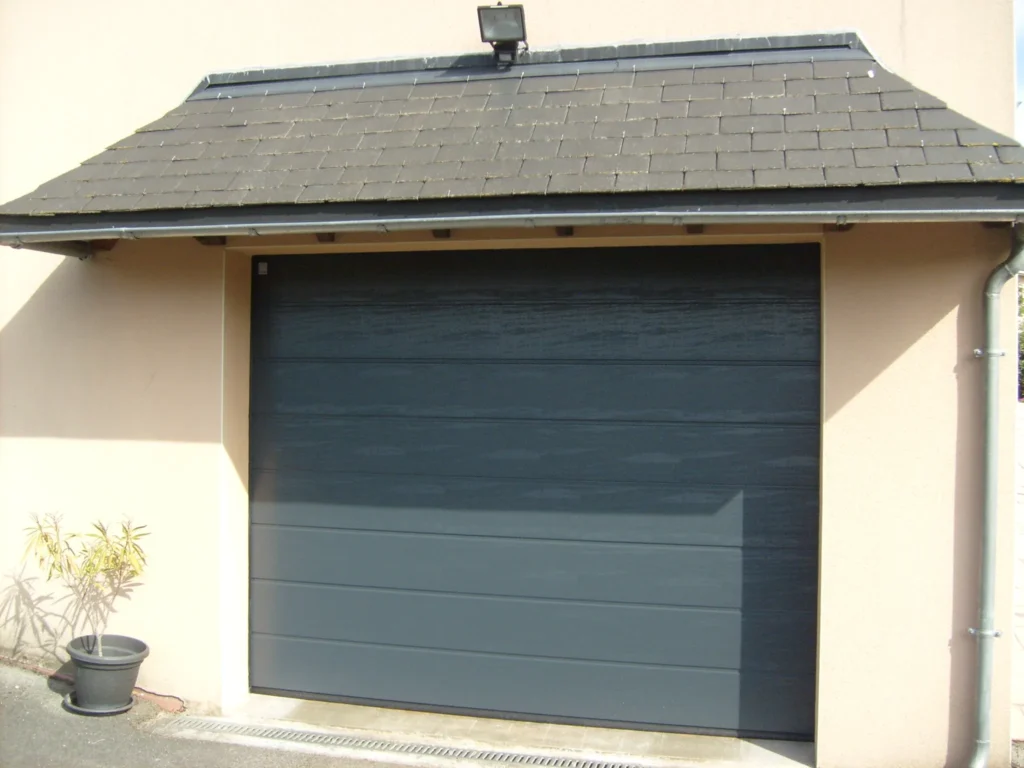 Porte de garage : réalisation de Gamso Menuiserie